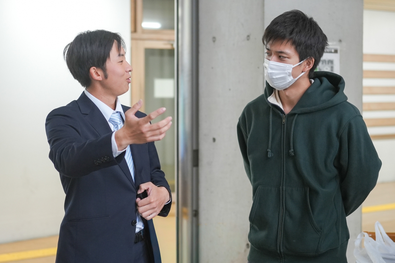 原田先生、終了後も個別に学生たちからの質問に応えてくださいました。