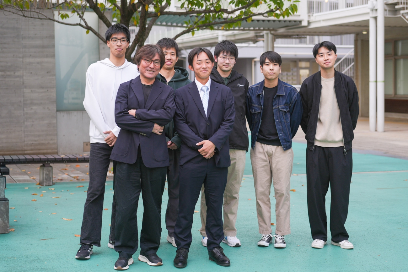 前列左から、渡辺教職課程センター特任教授、原田先生。後列は教職を目指す学生たち。